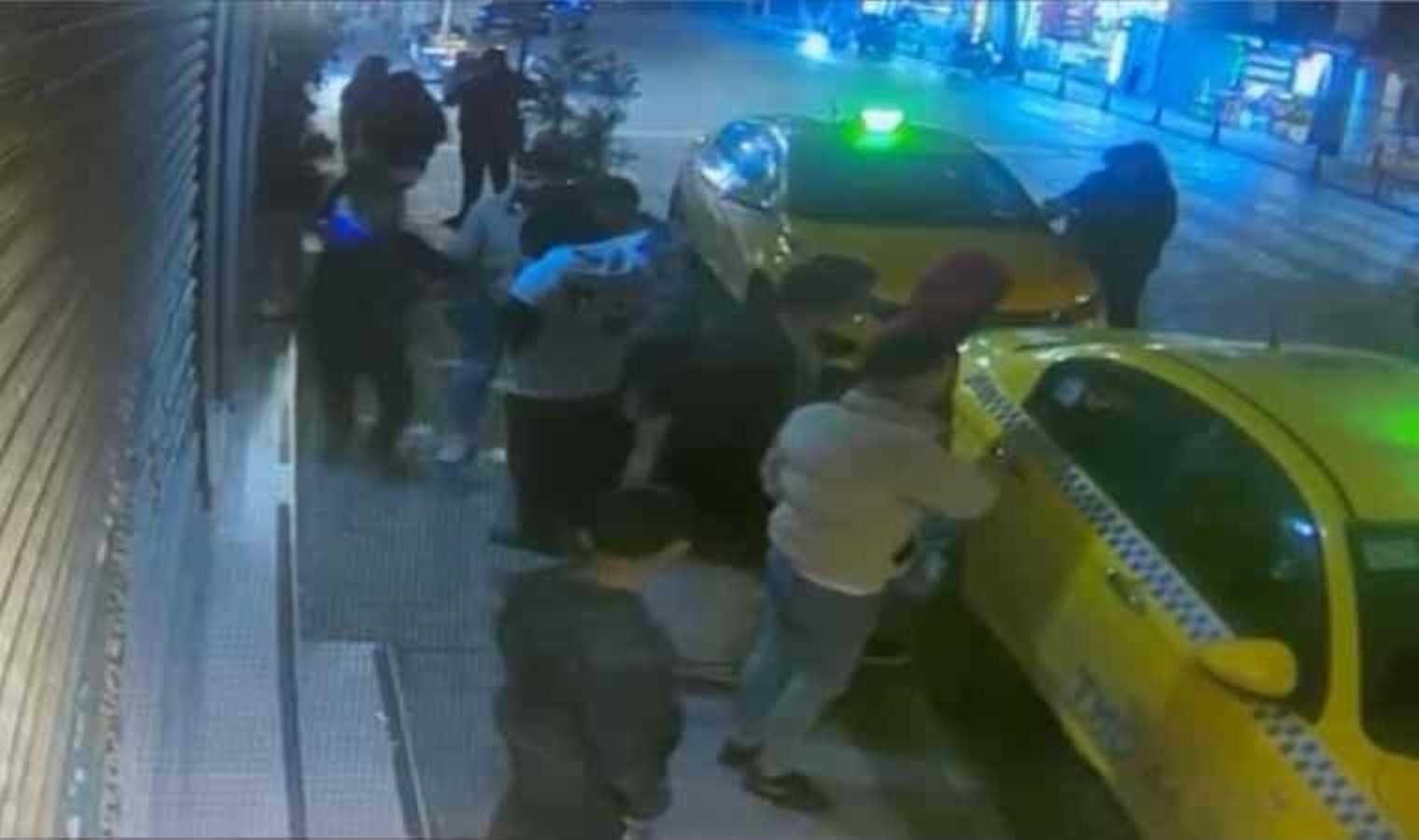 Saniyeler içinde çifte kapkaç: 7 kişinin telefonunu çaldı!