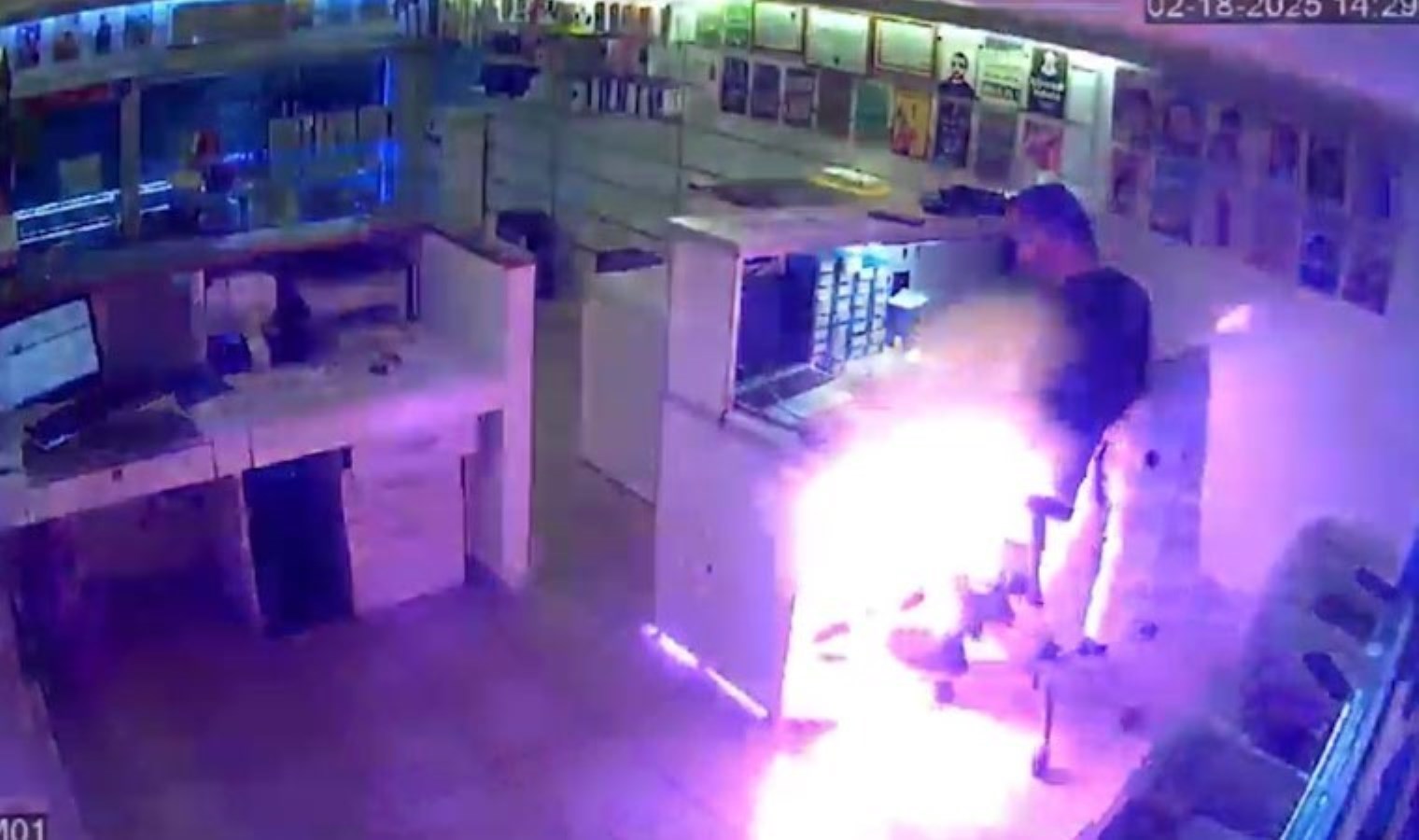 Saniyelerle kurtuldu! Şişen cep telefonu bataryası masasında patladı: ‘Tam yemek yerken hissettim…’