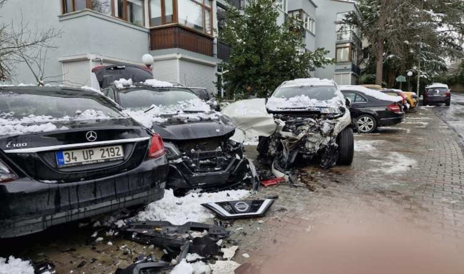 Sarıyer’de kayan cip 4 otomobile çarptı: 1 ölü