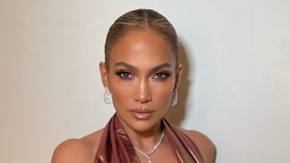 Şarkıcı Jennifer Lopez tarzıyla 67. Grammy Ödül töreninde! Güzelliğiyle damga vurdu