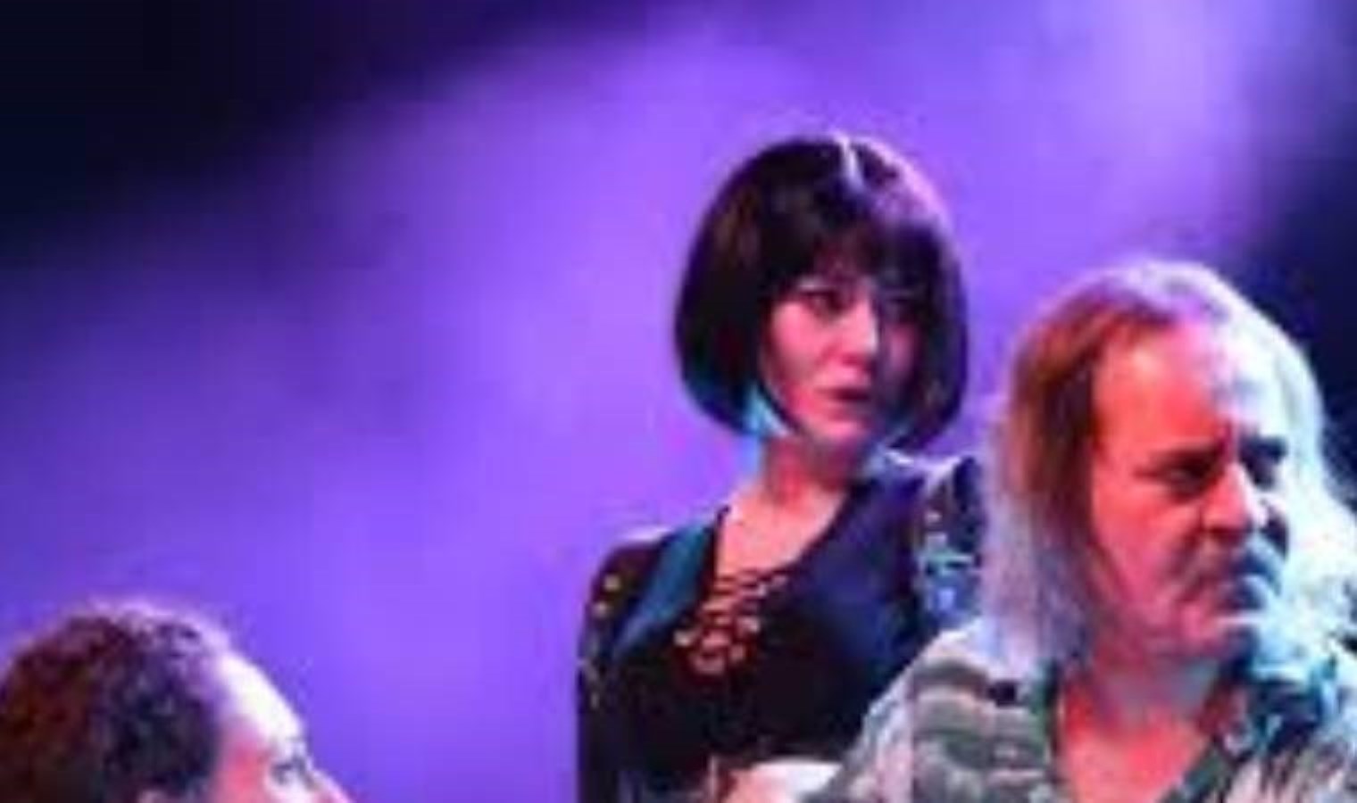 Serdar Yiğit’in yazdığı ve usta yönetmen Işıl Kasapoğlu’nun yönettiği ‘Barda’ sahnede: ‘Biz size ne yaptık?’