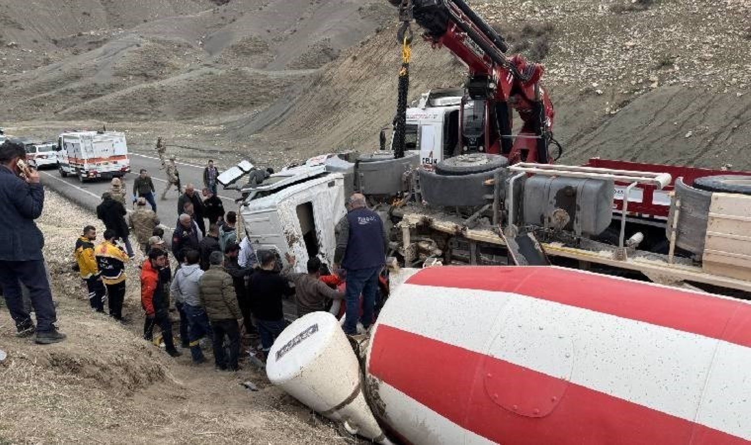 Siirt’te devrilen beton mikserinin sürücüsü kurtarılamadı!