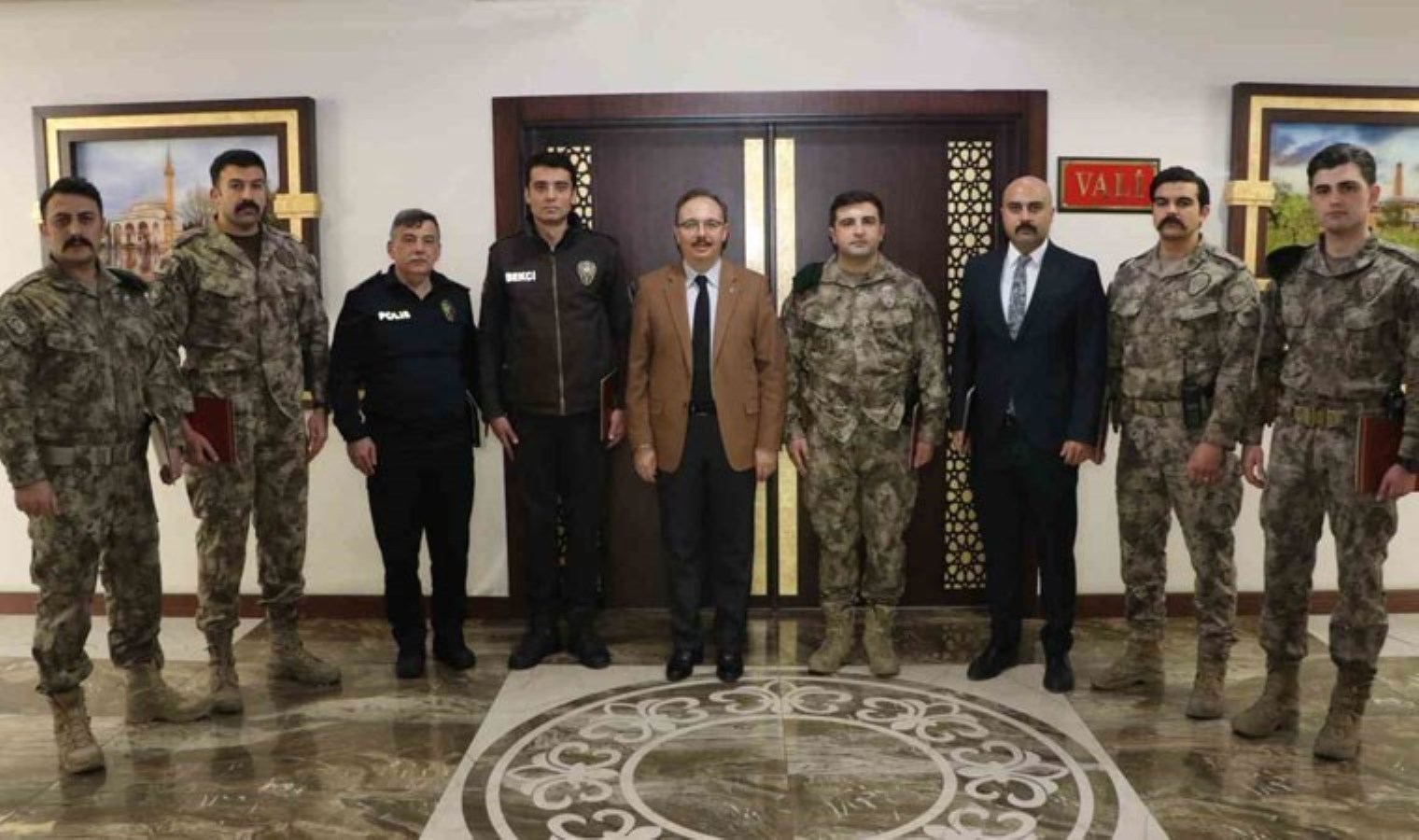 Siirt’te kayıp genç kızı bulan polisler ödüllendirildi