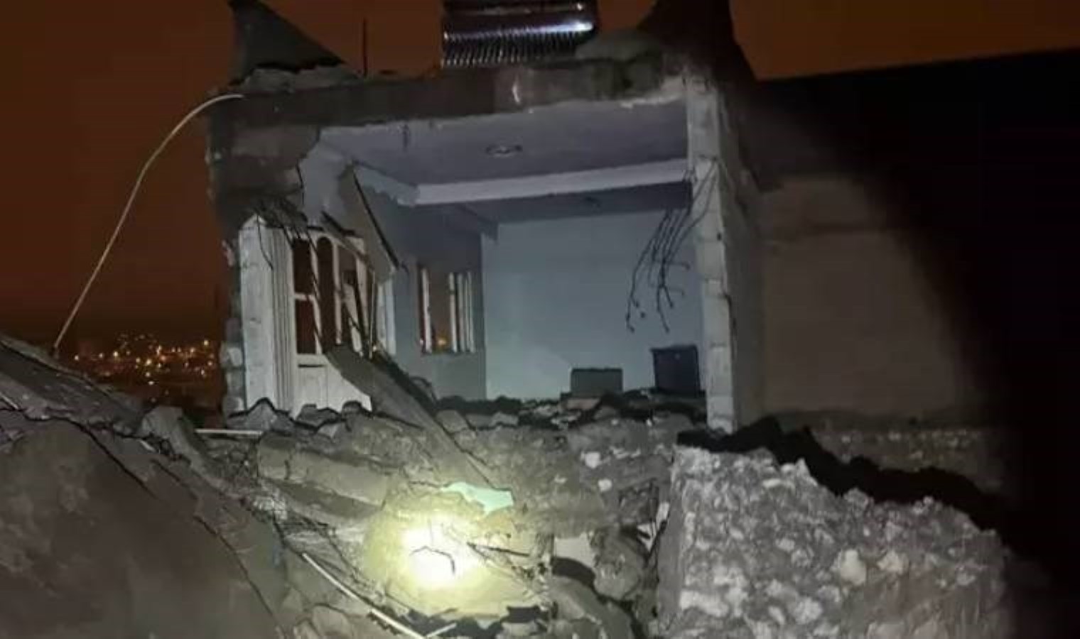 Siirt’te metruk bina çöktü: Çevredeki üç bina boşaltıldı