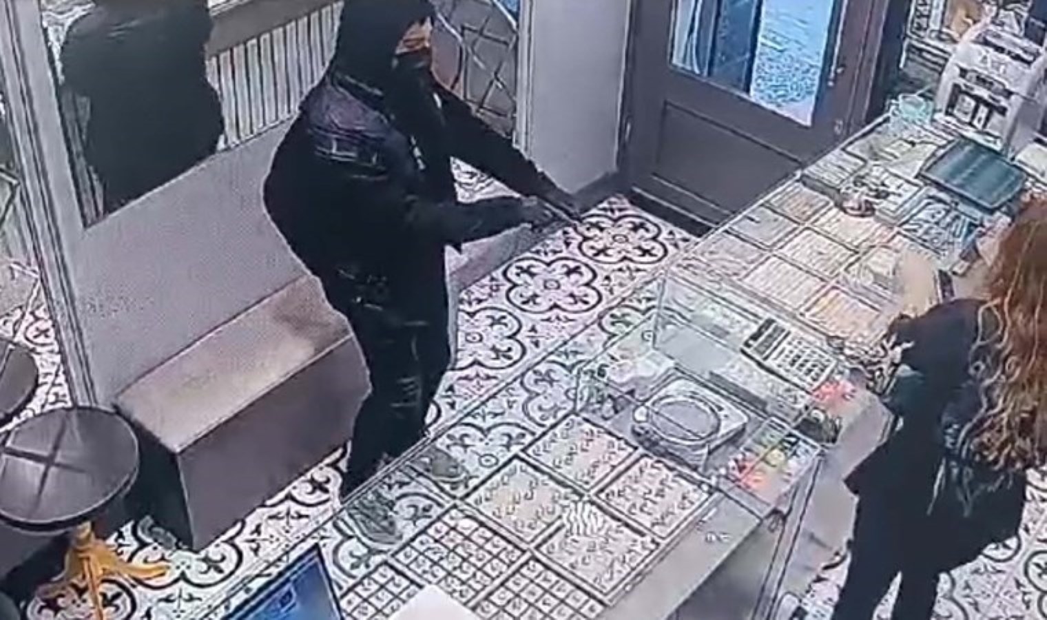 Silahla kuyumcu dükkanını soymaya çalıştı: Tutuklandı!