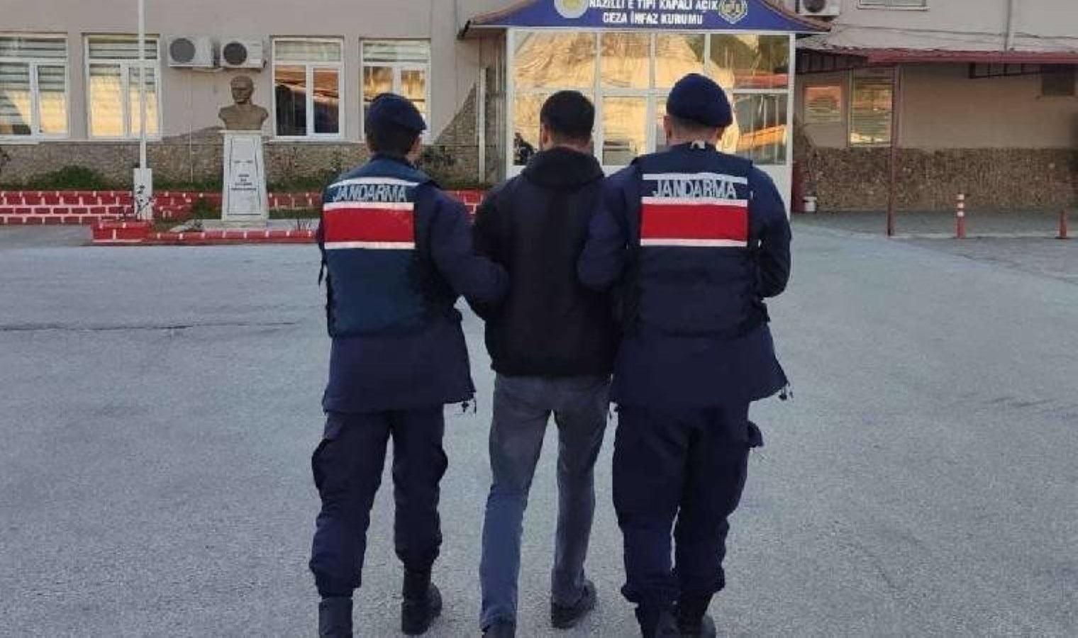 ‘Silahlı yağma suçu’ndan aranıyordu: Aydın’da yakalandı!