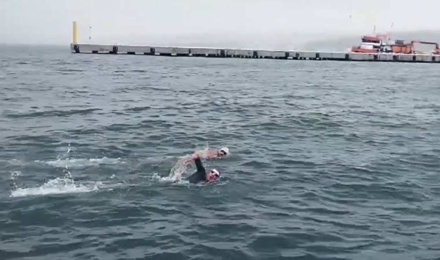 Sinoplu yüzücüler, eksi 1 derecede denizde antrenman yaptı!