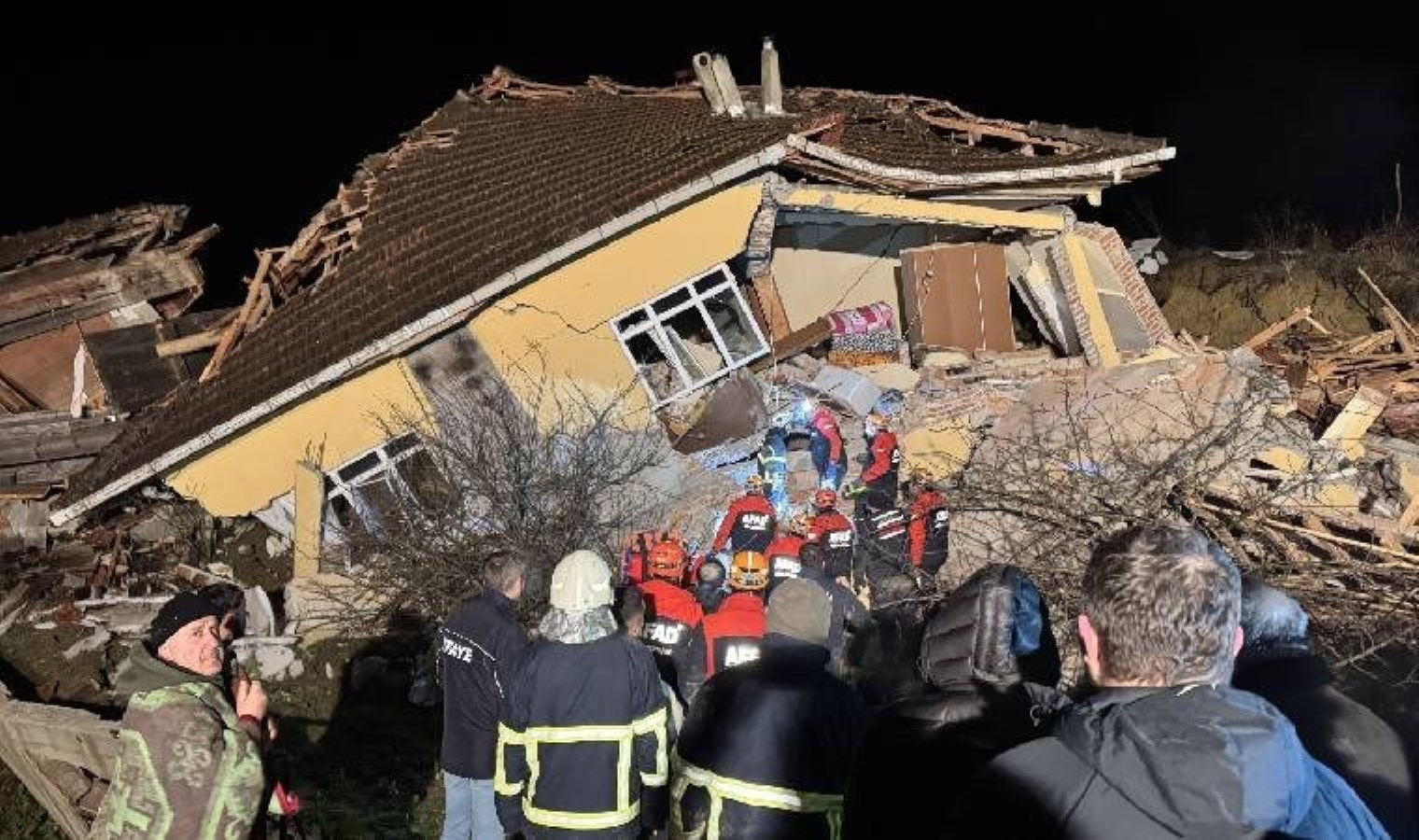 Sinop’ta heyelan faciası… 3 ev yıkıldı, 4 kişi yaralandı!