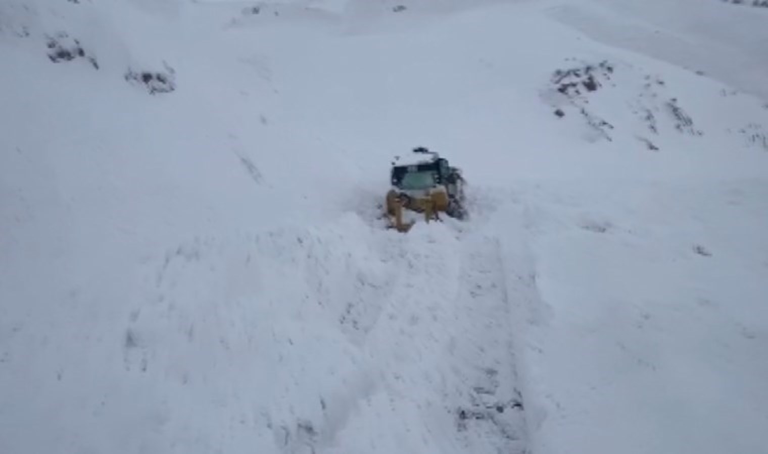 Şırnak’ta iki günde ikinci çığ düştü: Askeri personel, operatörü kurtardı