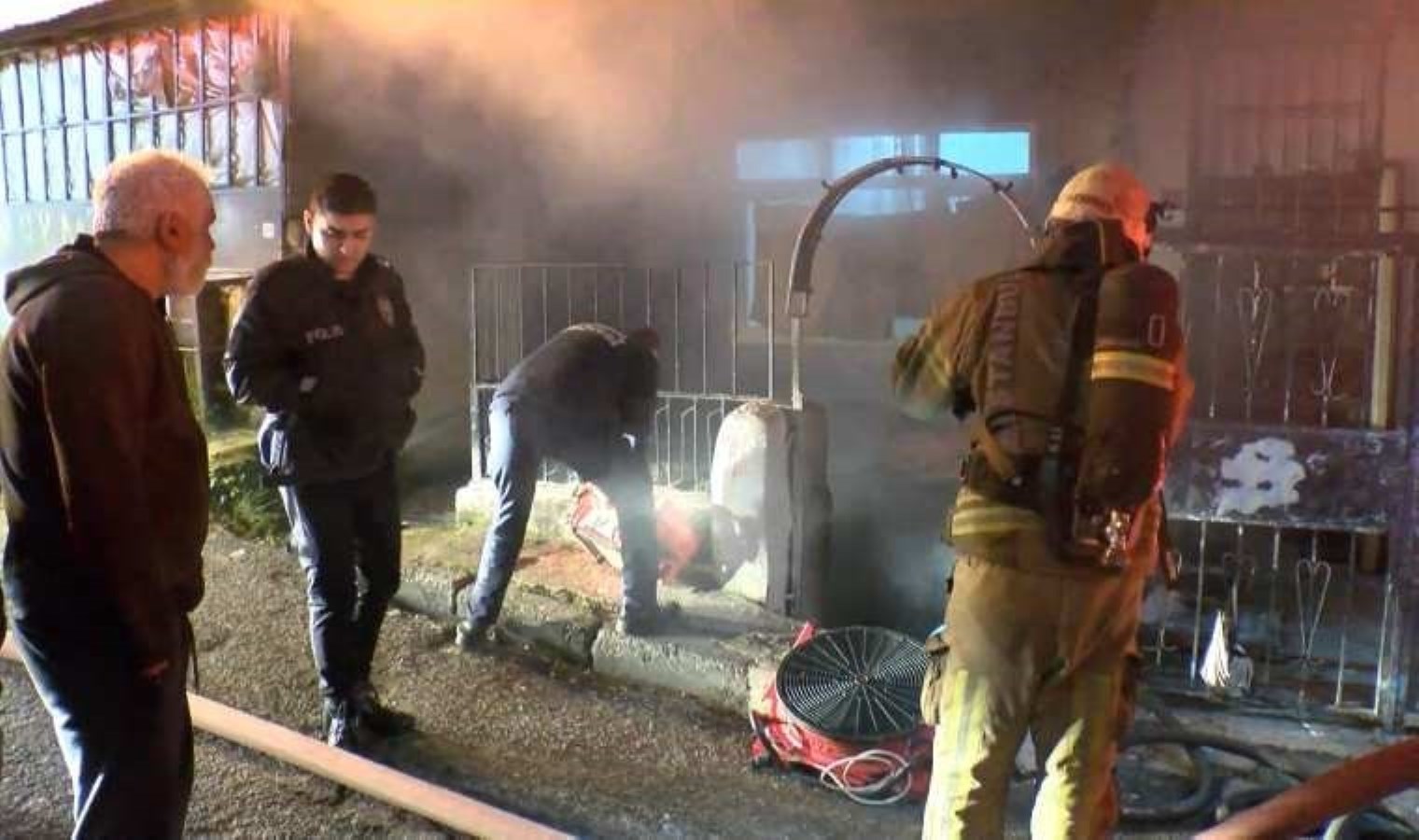 Şişli’de 3 katlı binada yangın: Bir kişi baygın halde kurtarıldı!