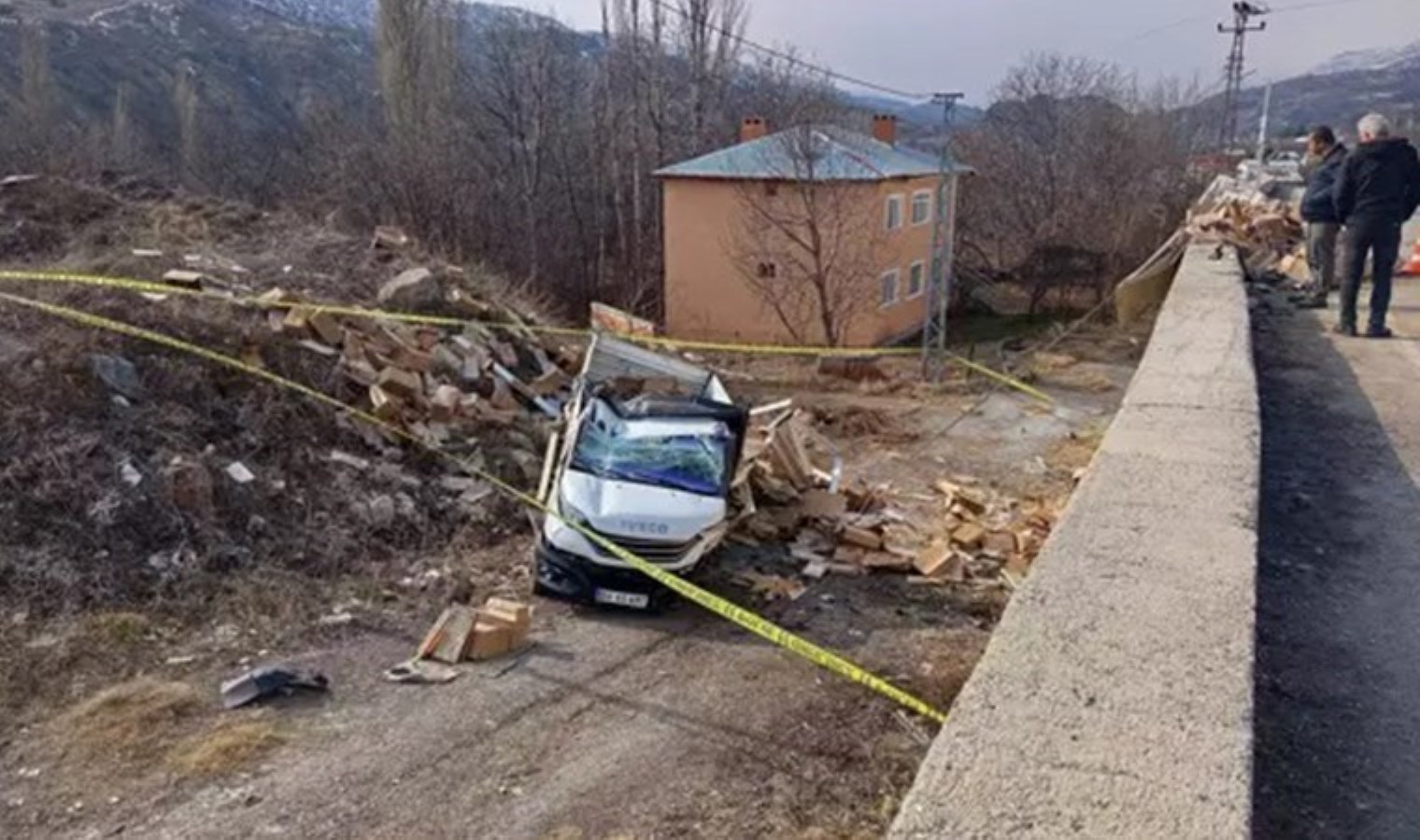 Sivas’ta faciadan dönüldü! Bal yüklü kamyonet bahçeye uçtu: Sürücü yaralandı