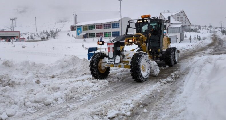 Sivas’ta ‘kar’ hayatı felç etti: 33 yerleşim yerine ulaşım sağlanamıyor