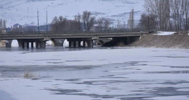 Sivas’ta termometreler eksi 18’i gördü: Kızılırmak Nehri buz tuttu!