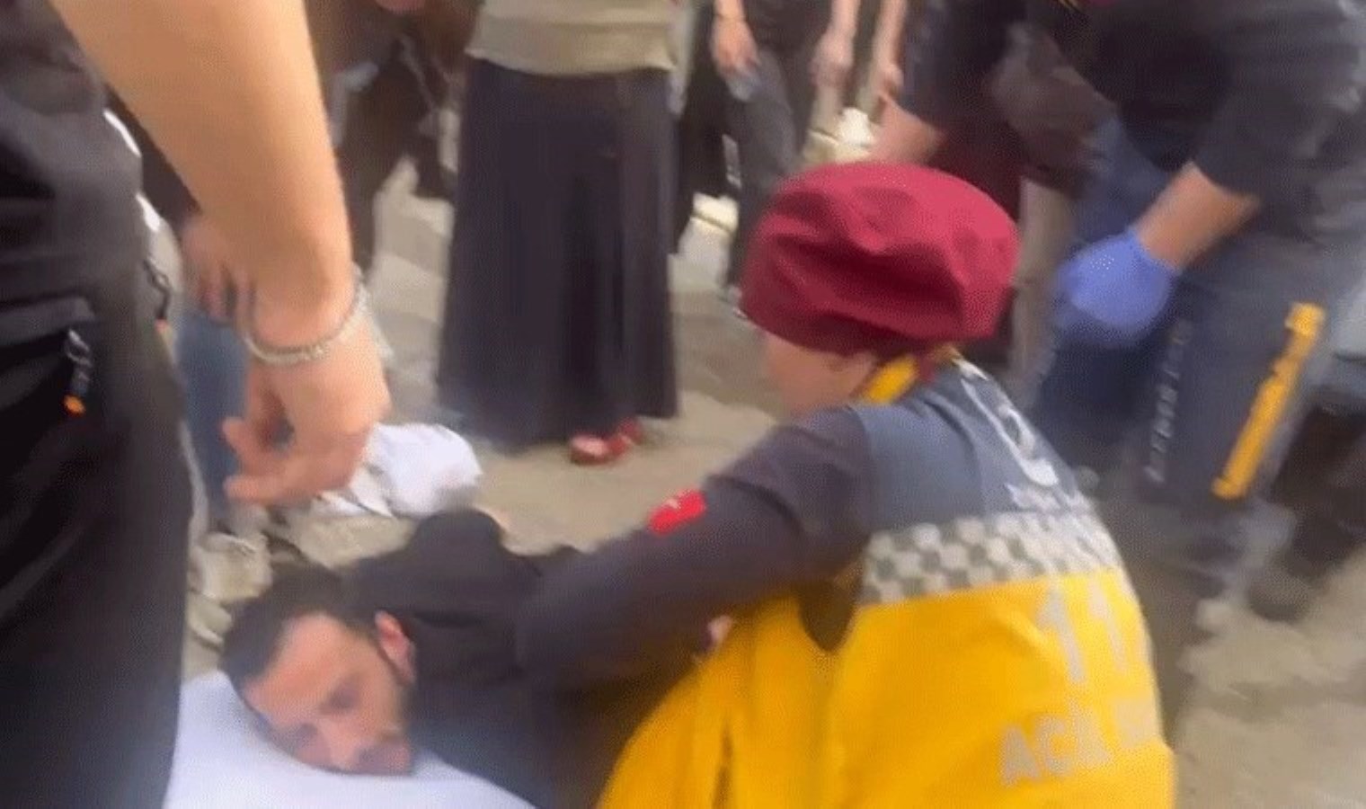 Sokakta yürürken sırtından bıçaklandı