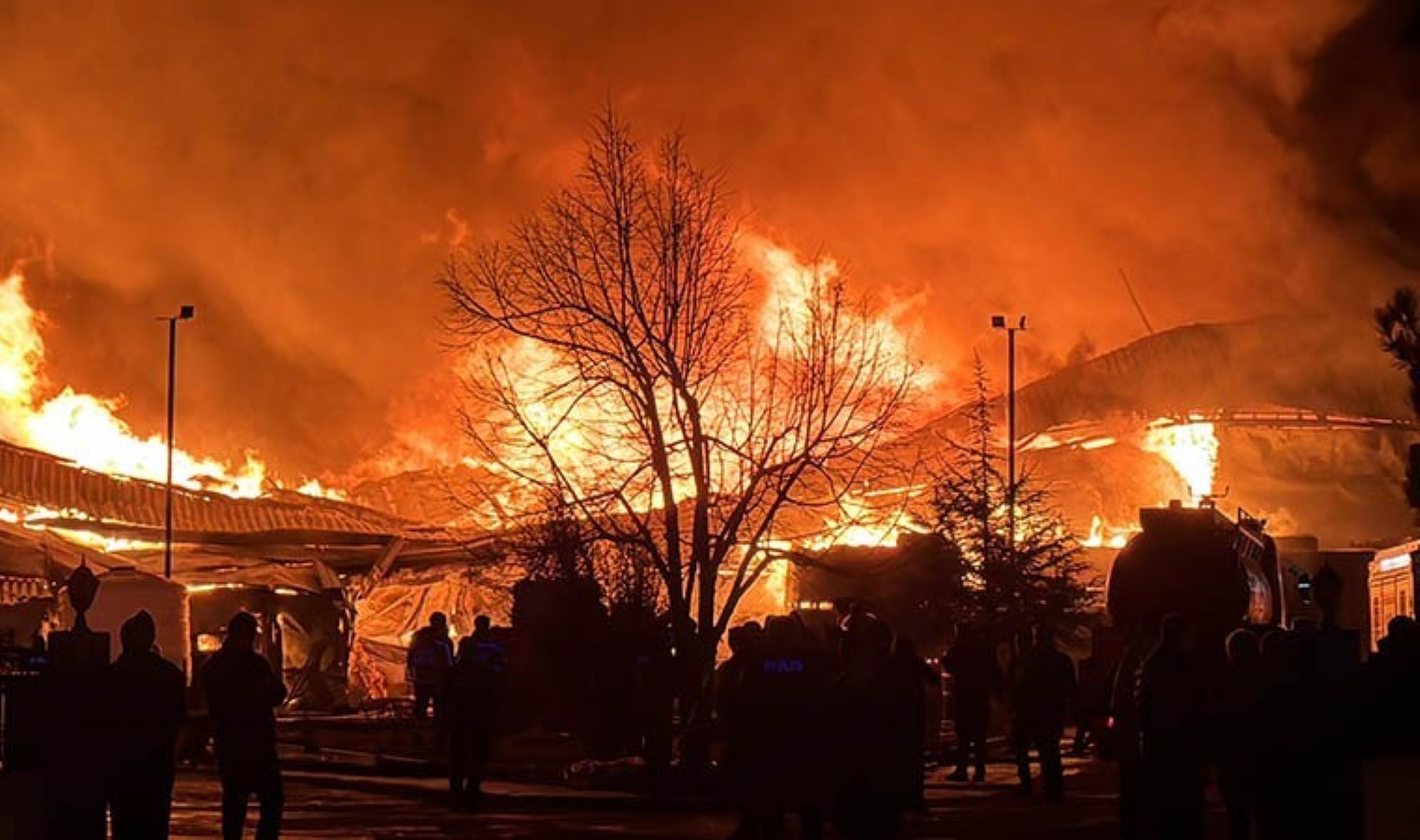 Son Dakika… Afyonkarahisar’da fabrika yangını: Bölgeye çok sayıda itfaiye ekibi sevk edildi