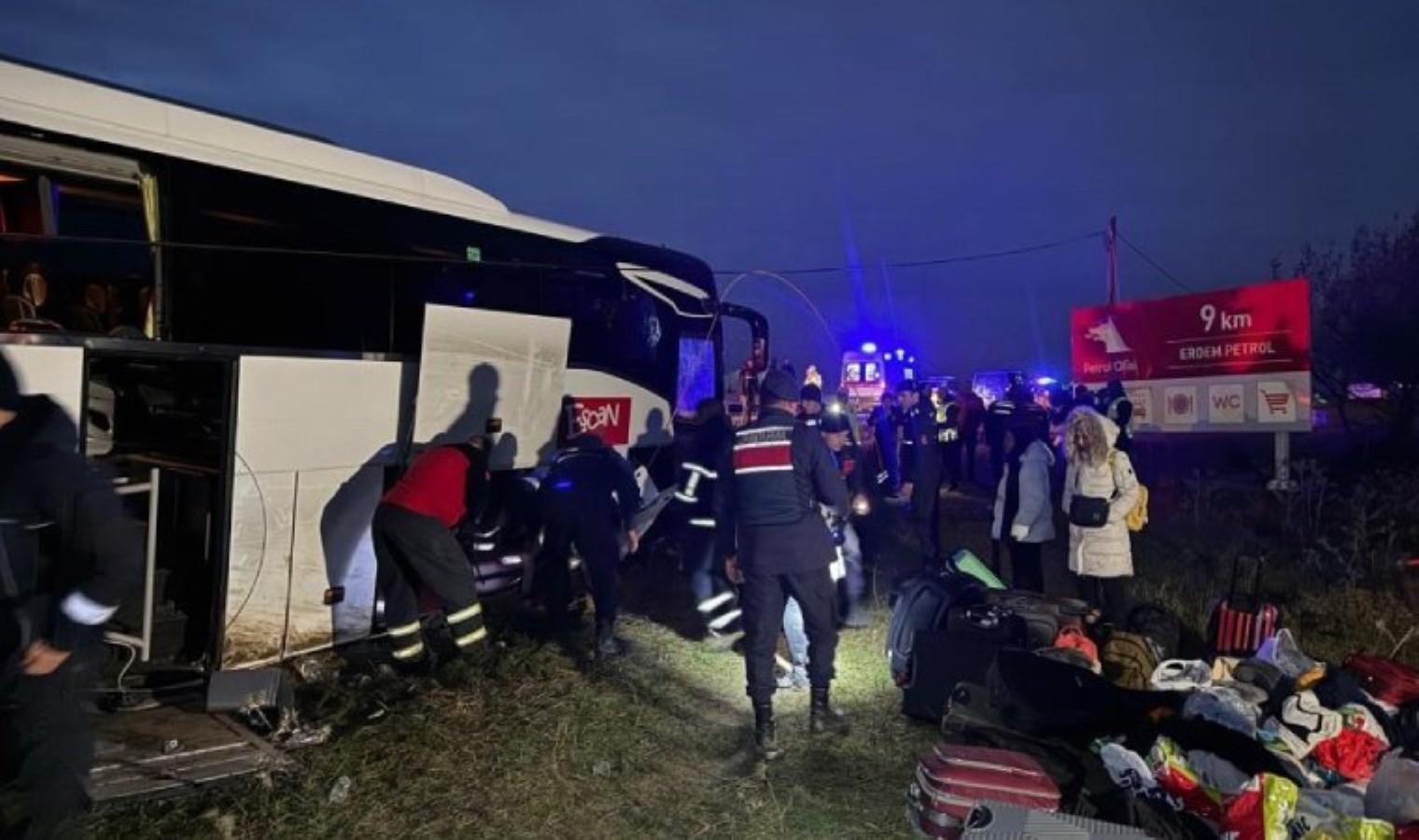 Son Dakika… Çanakkale’de yolcu otobüsü şarampole uçtu: Yaralılar var!