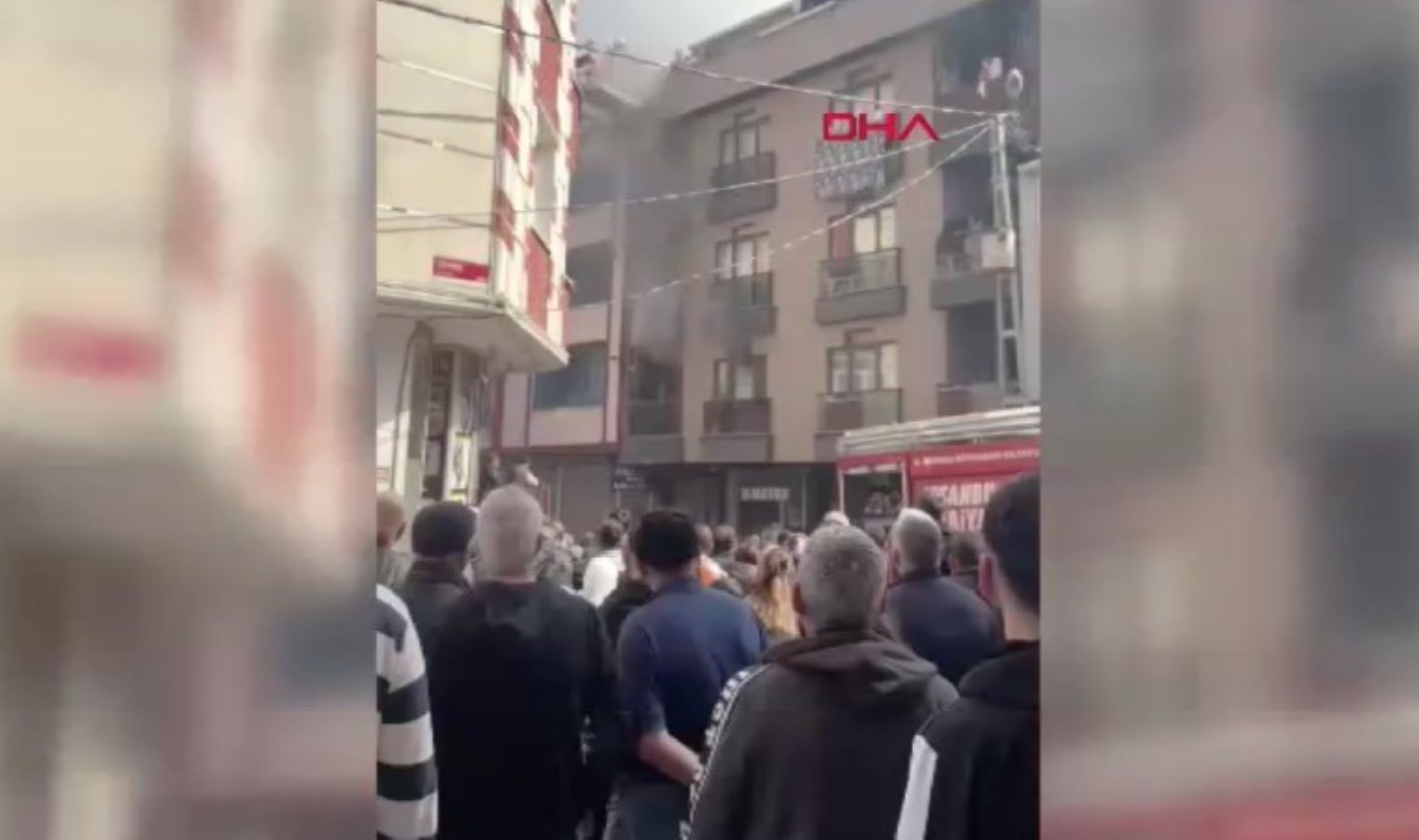 Son Dakika… Esenyurt’ta 4 katlı binada yangın