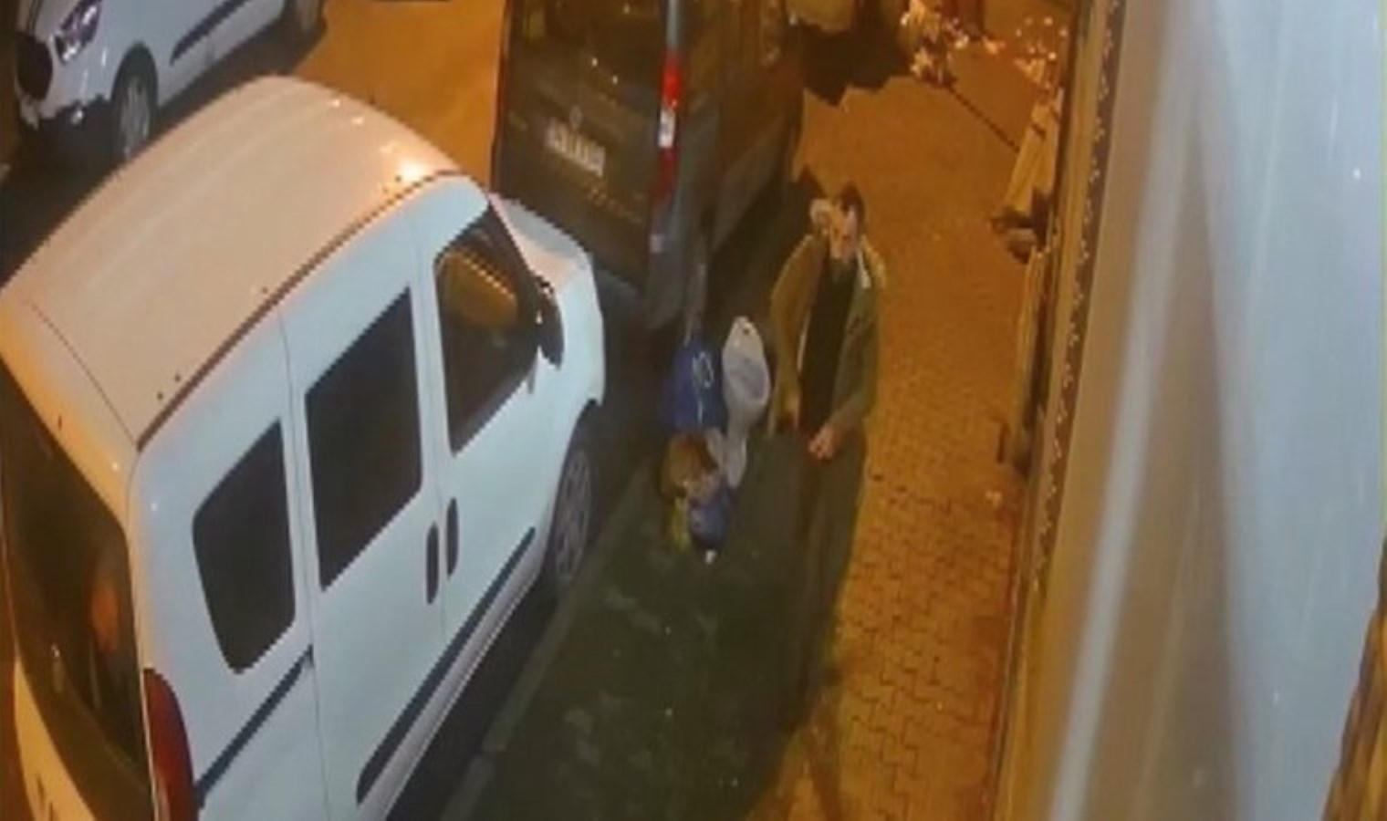 Sultangazi’de iş insanının evi kurşunlandı!