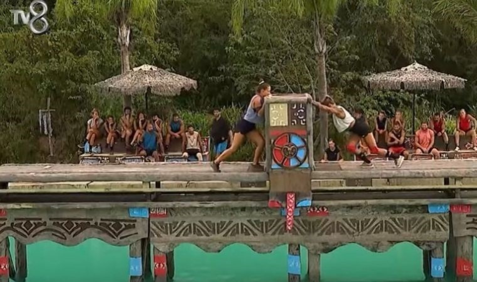 Survivor’da günün ilk karşılaşmasında zorlu anlar yaşandı: Tuğba’nın sakatlığı takım arkadaşlarını korkuttu