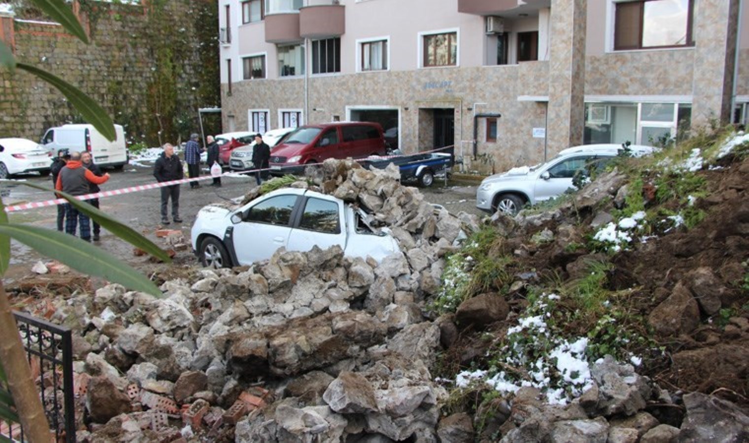 Taş parçalarının altında kalacaktı! İstinat duvarı çöktü, 30 saniyeyle kurtuldu