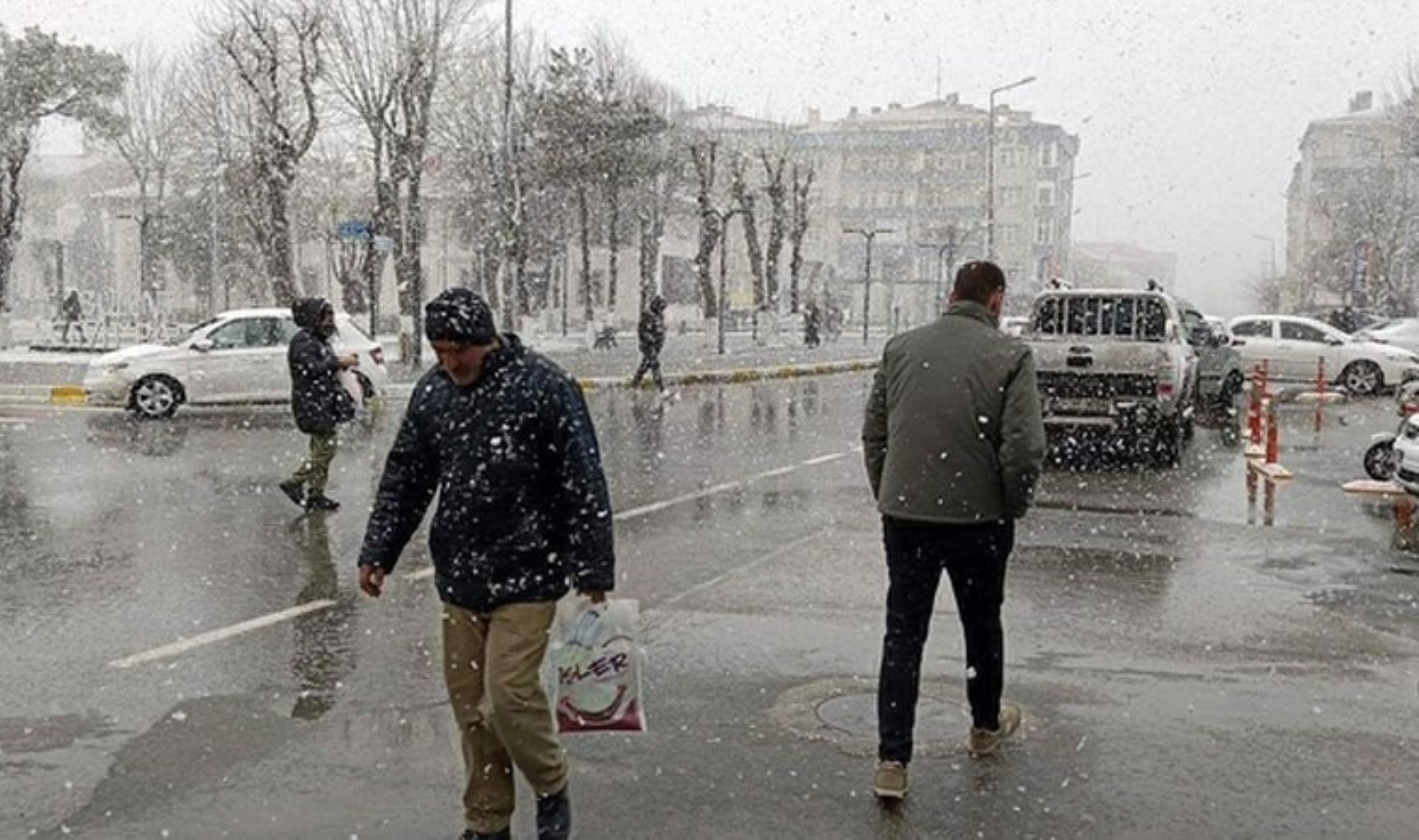 Tekirdağ’da yoğun kar yağışı: Saray ilçesi beyaza büründü