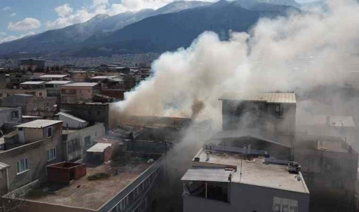 Teras kattaki dairede korkutan yangın!