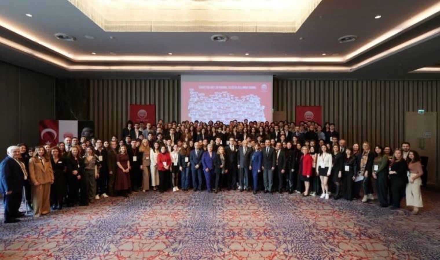 TEV üstün başarı bursu alanların tanıtıldığı toplantıda gençlere seslenen Ömer Koç: Tek çıkış noktası eğitim