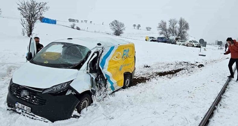 Tokat’ta faciadan dönüldü: PTT aracına tren çarptı!