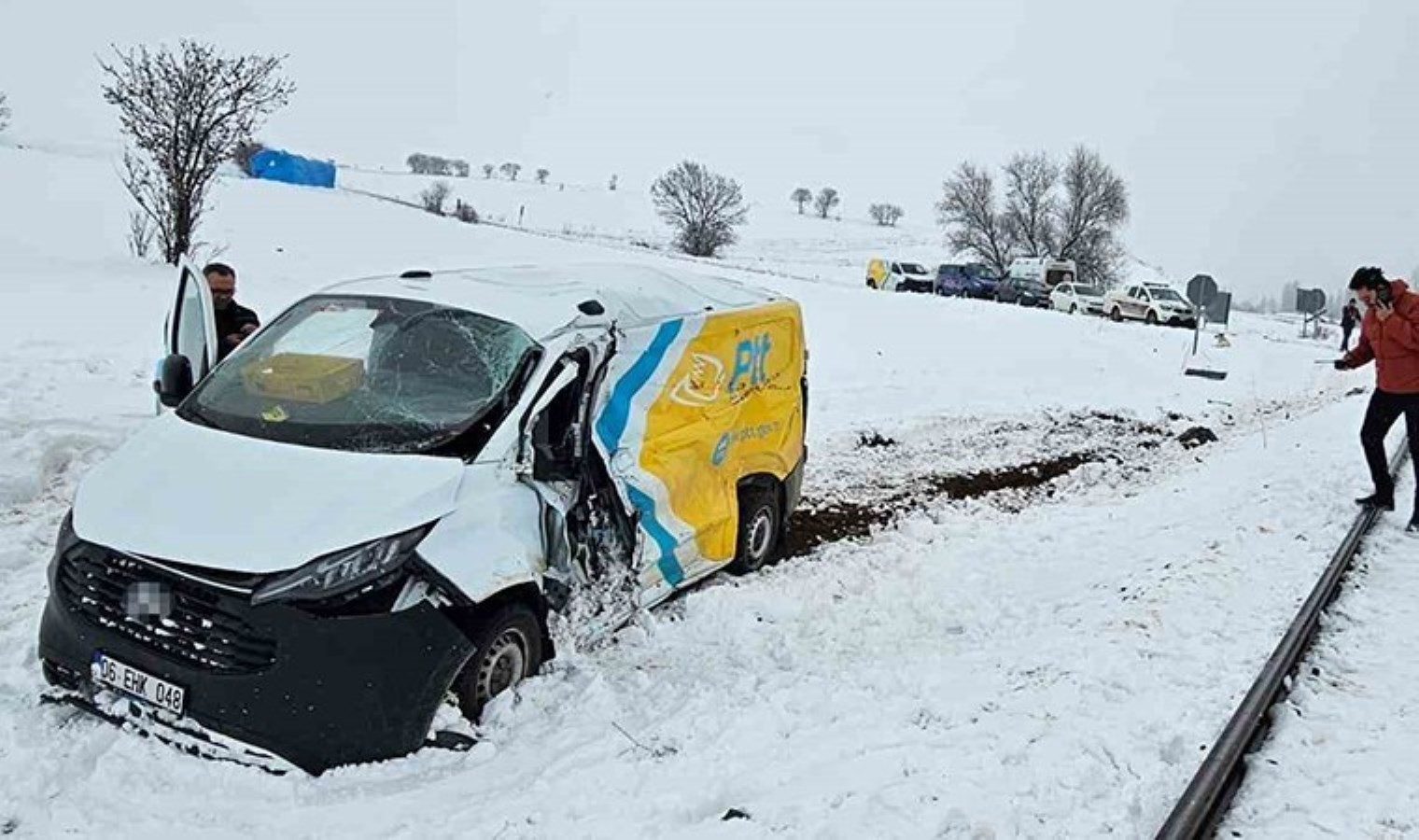 Tokat’ta faciadan dönüldü: PTT aracına tren çarptı!