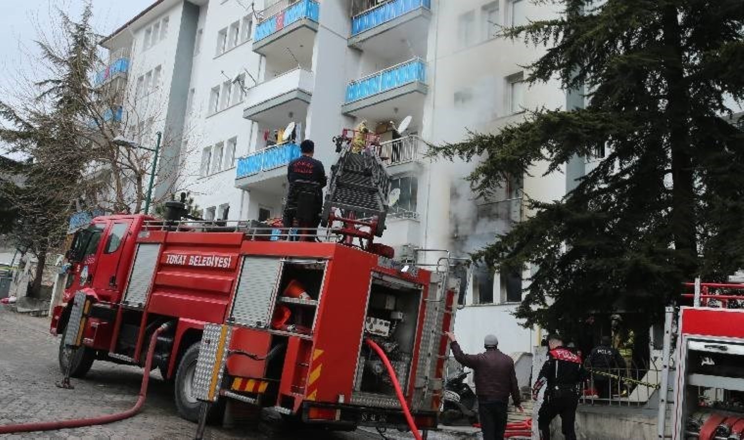Tokat’ta korkutan yangın… 3 kişi hastaneye kaldırıldı!