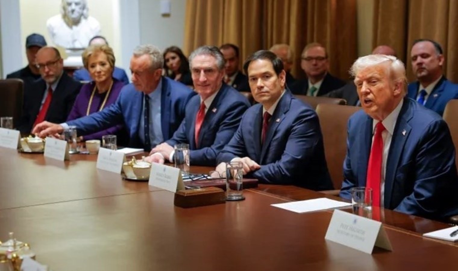 Trump’tan ilk kabine toplantısında sert sözler: ‘ABD’yi mahvetmek için kuruldu!’