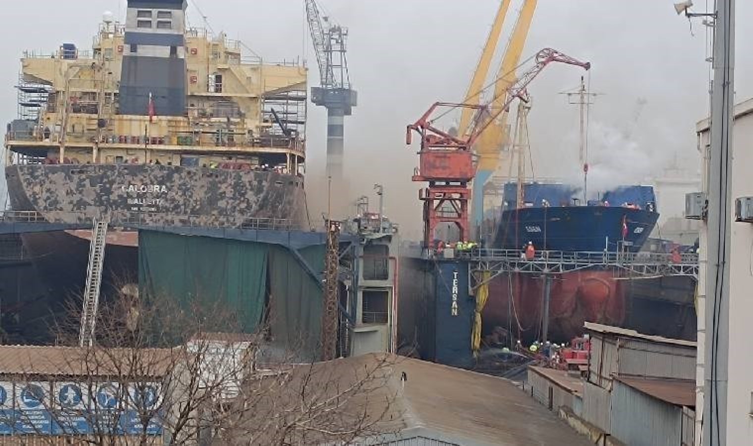Tuzla Tersanesi’nde korkutan yangın!
