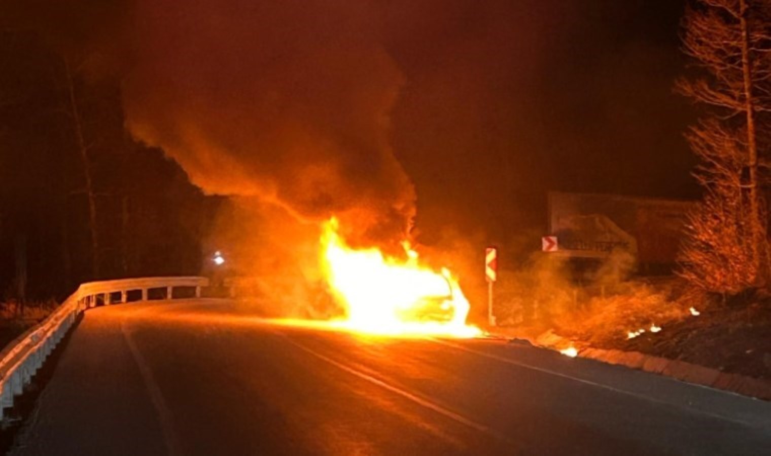 Uludağ yolunda seyir halindeki araç alev topuna döndü! Sürücü son anda kurtuldu