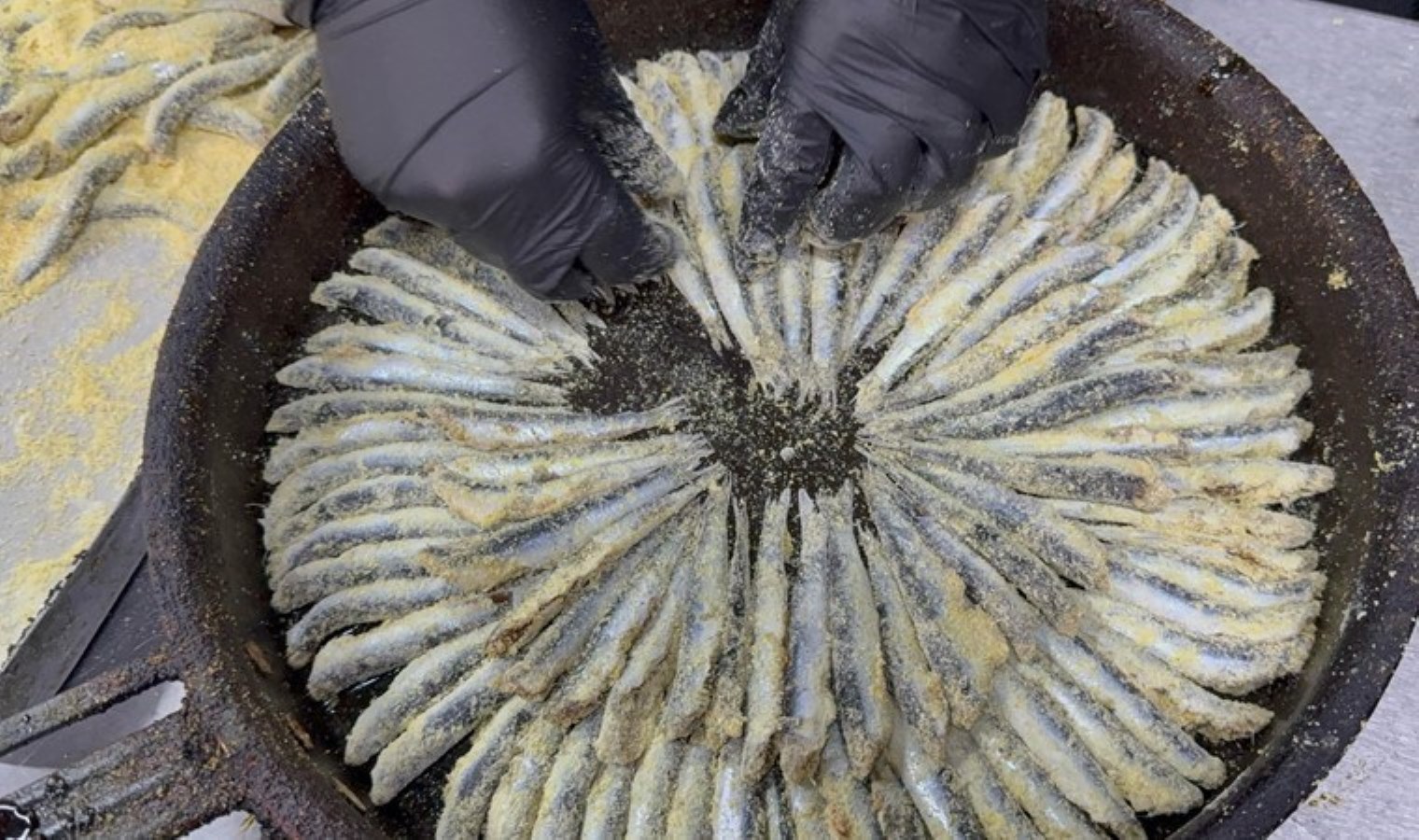 Ustasından hamsi pişirmenin püf noktası: Çıtır çıtır altın renginde…