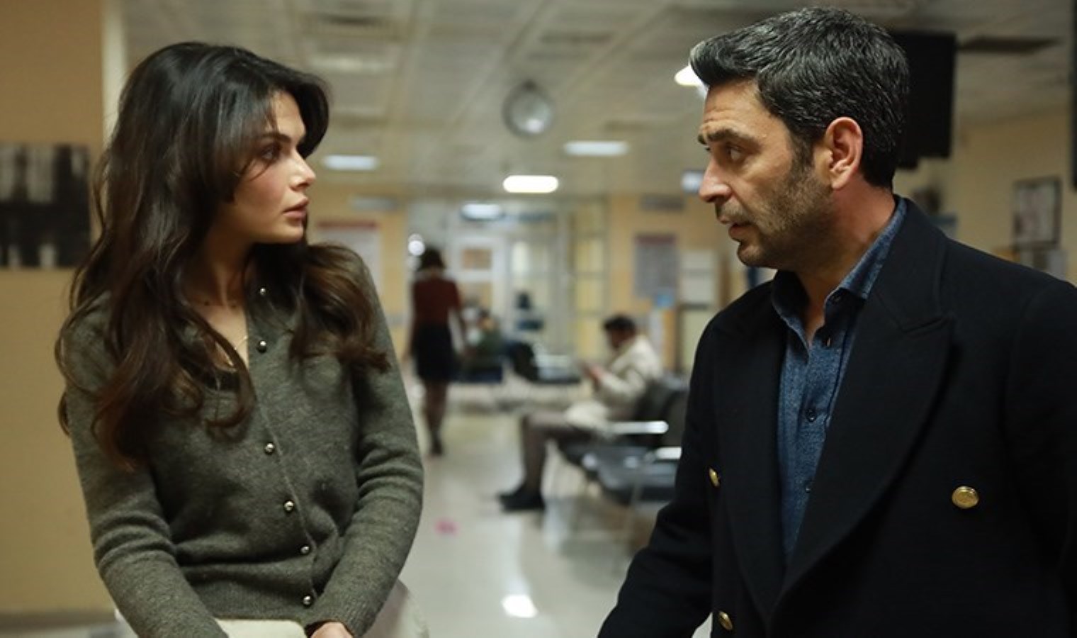 ‘Uzak Şehir’ reytinglerde zirveye yerleşti! Alya, Cihan’la birlikte konağa döndü: Heyecan doruğa ulaştı