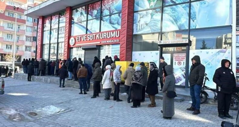 Van’da eksi 10 derecede et kuyruğu: ‘Geçim olsa eti kasaptan alırdık sabahın 5’inde gelip burada sıraya girmezdik’