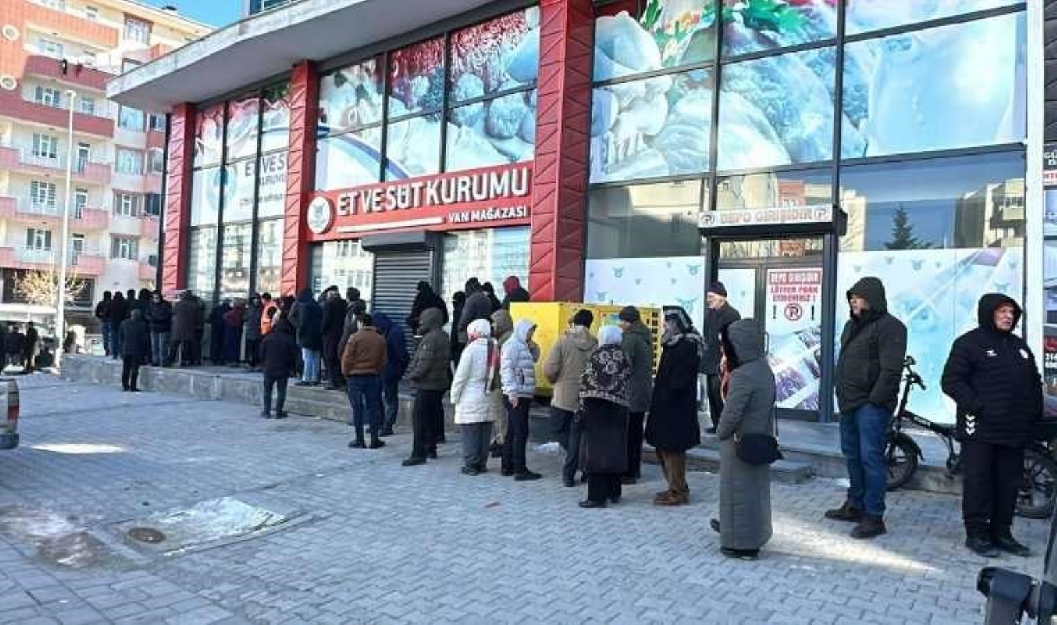 Van’da eksi 10 derecede et kuyruğu: ‘Geçim olsa eti kasaptan alırdık sabahın 5’inde gelip burada sıraya girmezdik’