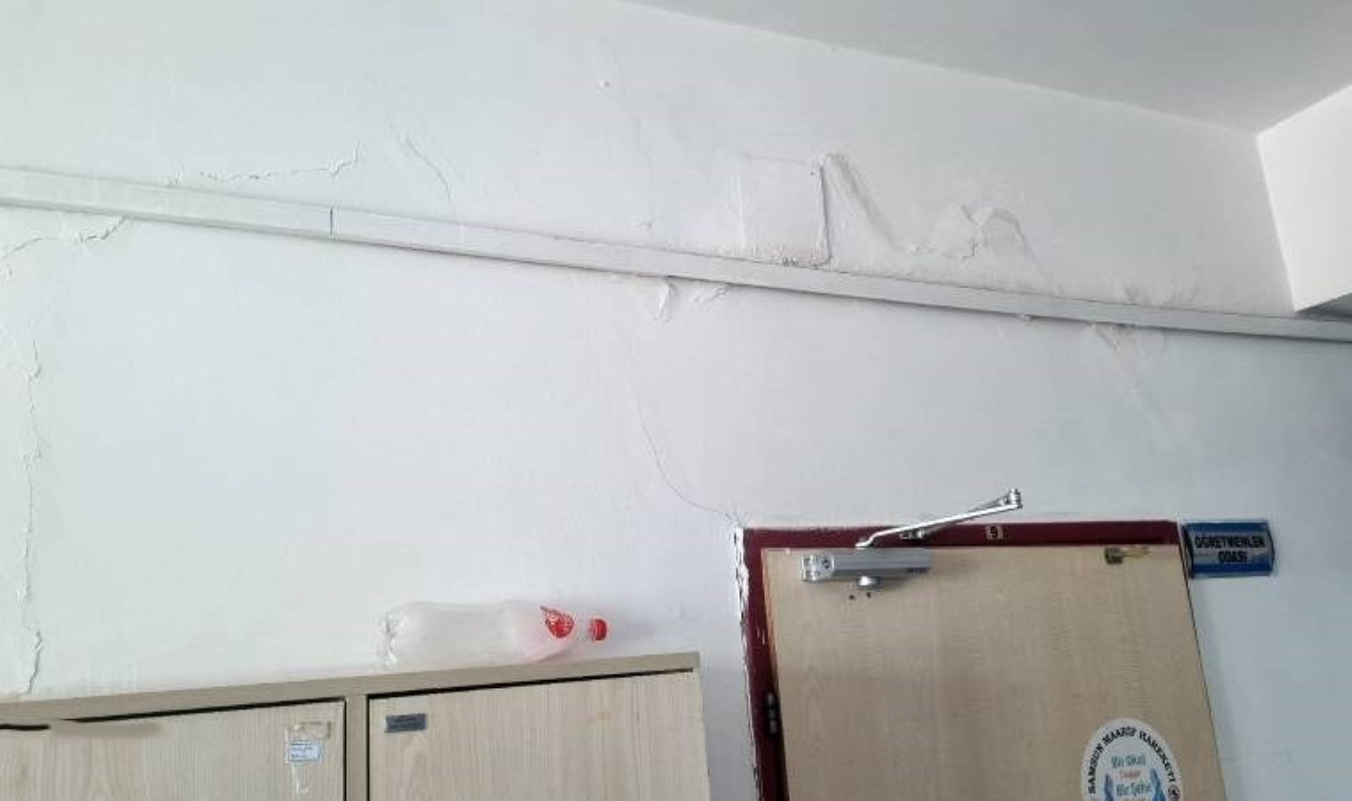 Veliler endişeli: İlkokuldaki dev çatlaklar korkutuyor