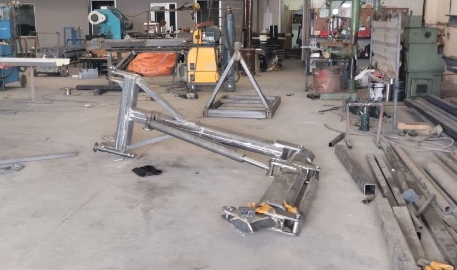 Vincin taşıdığı demir işçilerin üzerine düştü: 2 yaralı