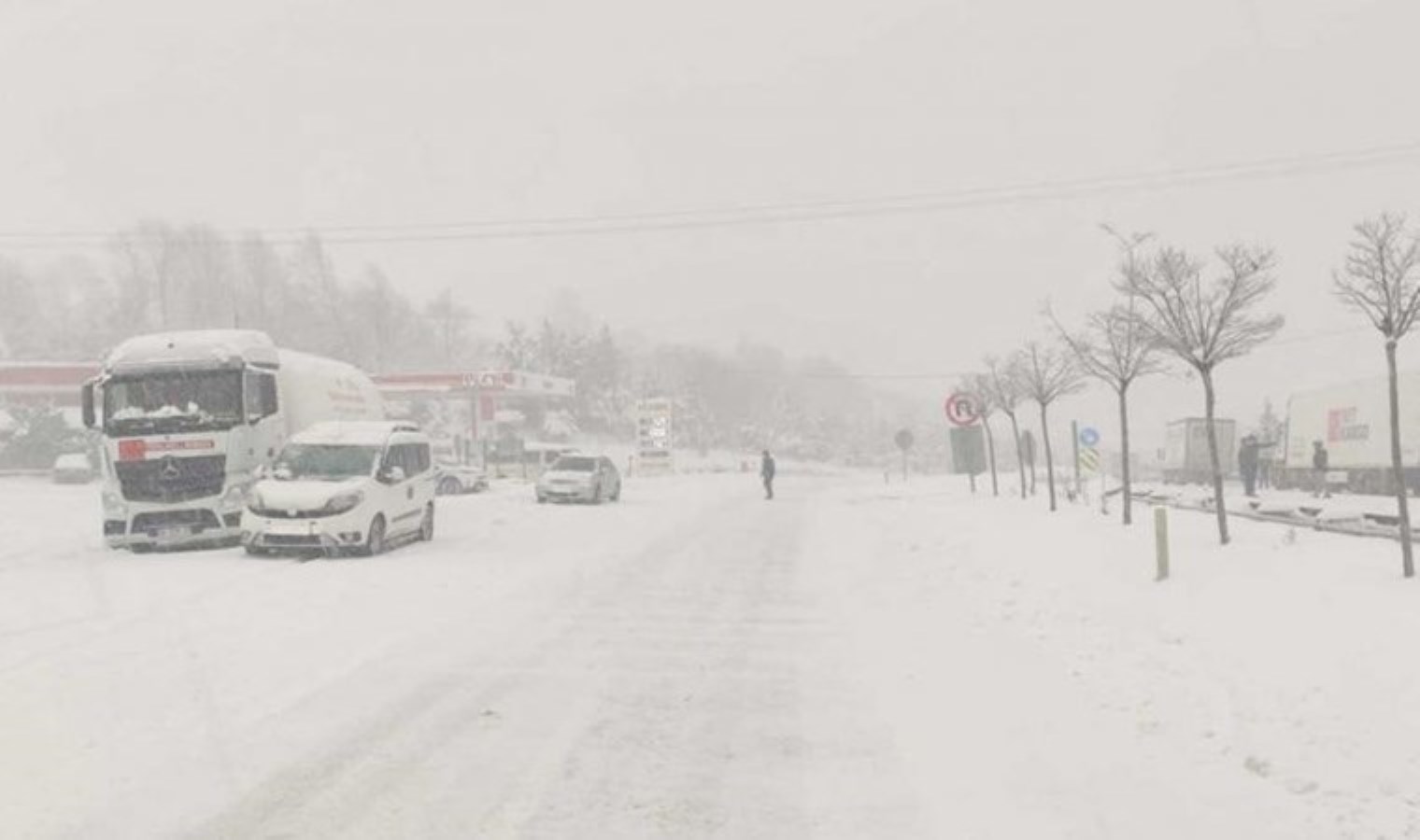 Yalova’da ‘kar yağışı’ etkisi: 3 kişi otomobilde mahsur kaldı