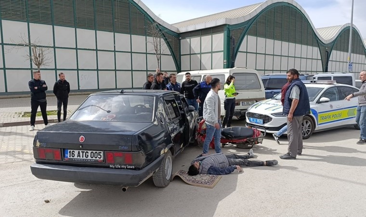 Yaralanan motosiklet sürücüsünün başının altına paspas serdiler