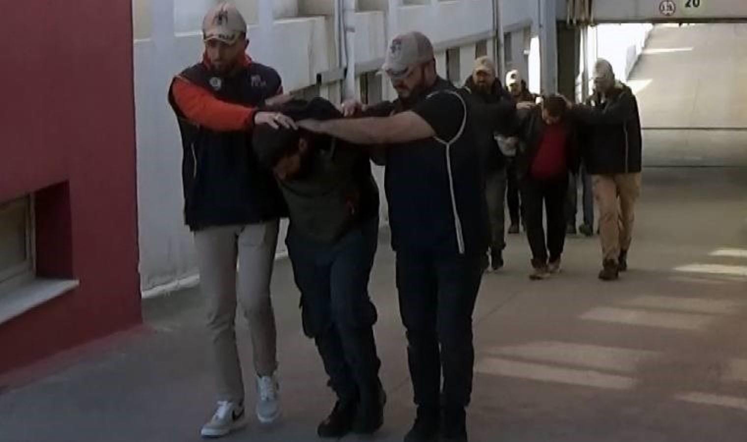 Yasa dışı yollarla yurda giren IŞİD üyeleri Adana’da yakalandı!