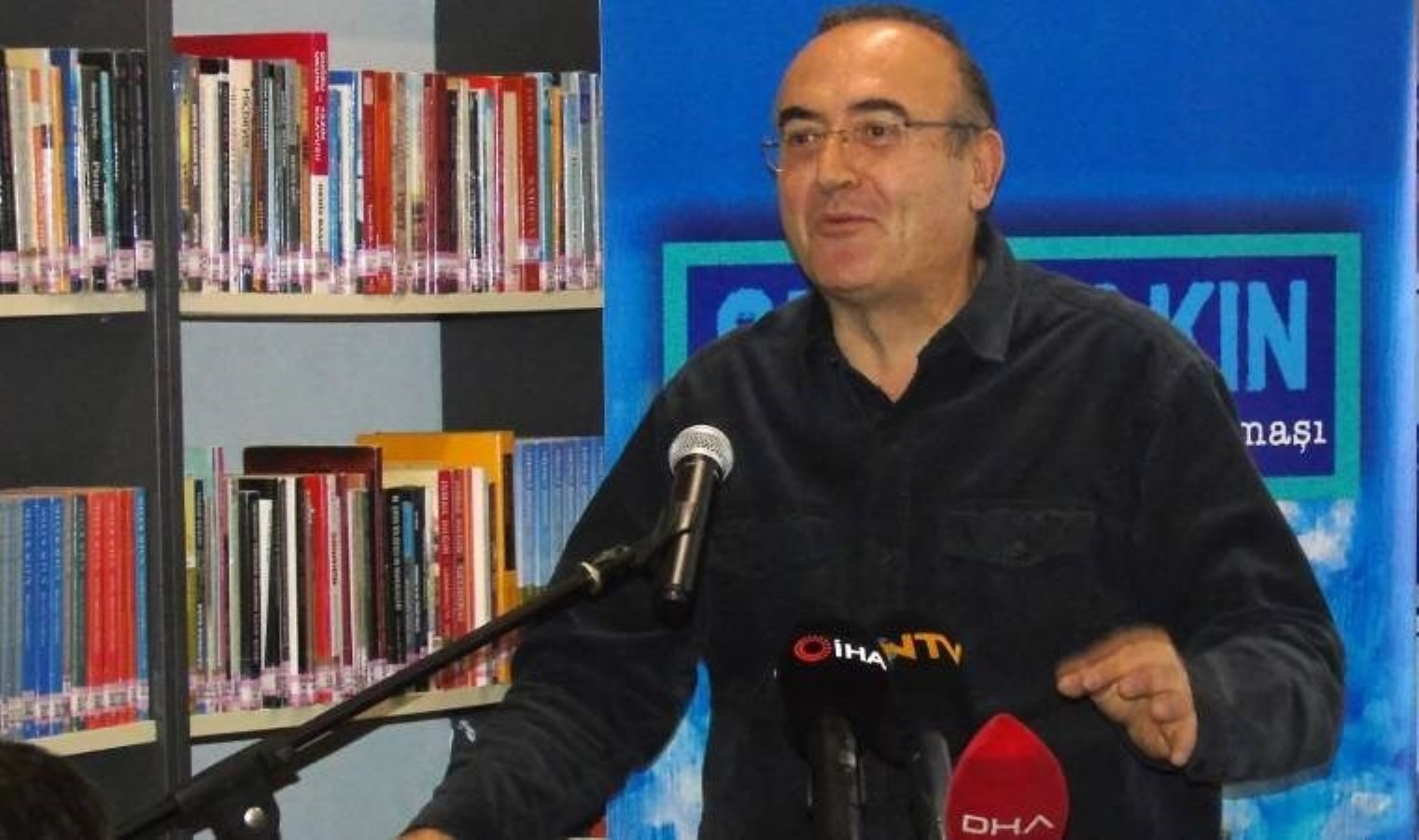 Yazar Sunay Akın’ın yeni kitabı, Gaziantep’te cezaevinden dönüştürülen kütüphanede tanıtıldı: ‘Atatürk Cumhuriyeti kültür üzerine kurdu’