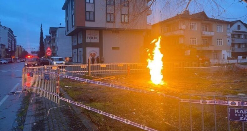 Yer altından çıkan metan gazı alev aldı, saatlerdir sönmüyor