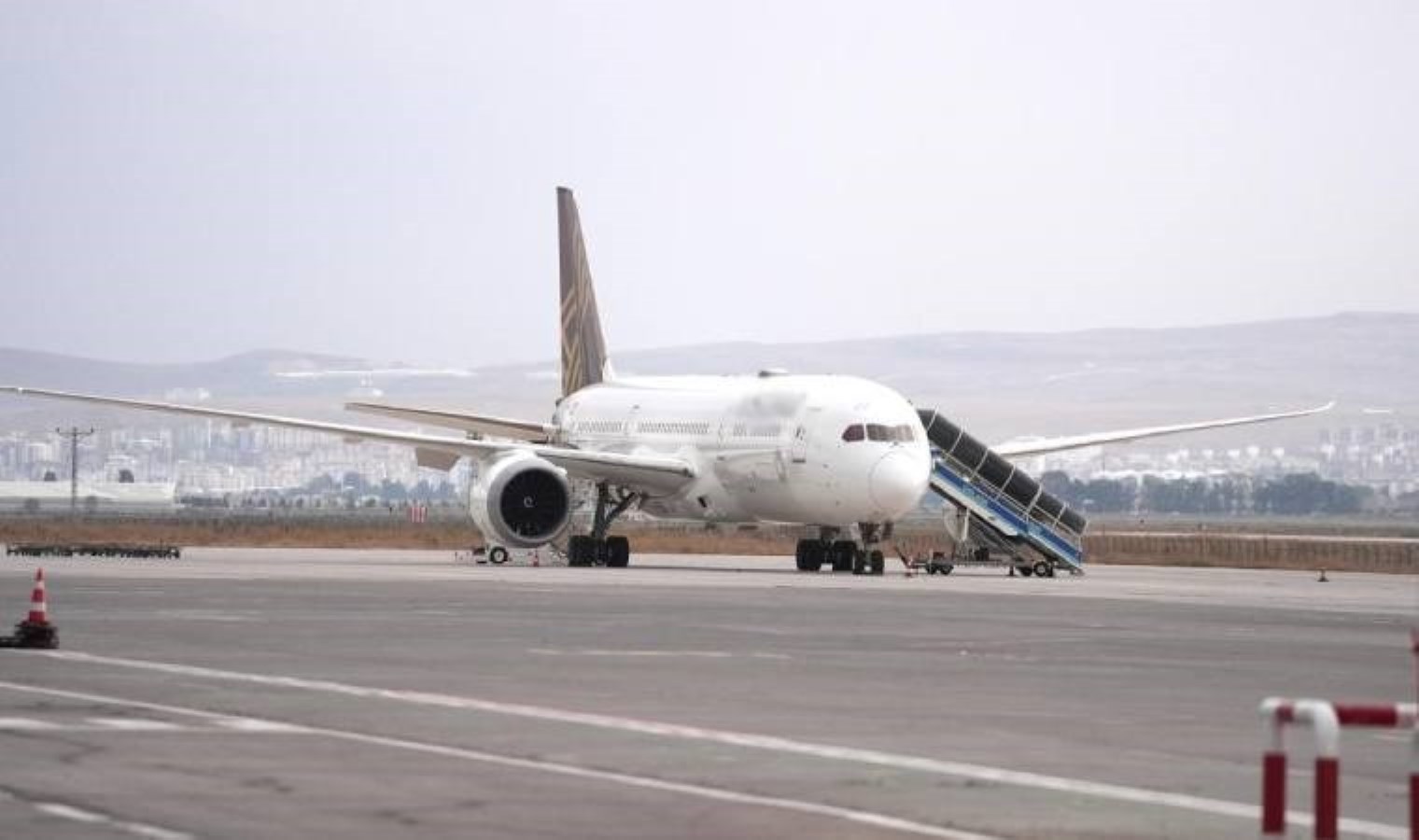 Yolcular kavga etti, uçak zorunlu iniş yaptı: 4 gözaltı!