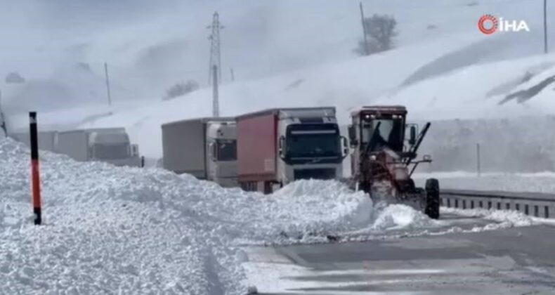 Yüksekova-Esendere karayoluna çığ düştü: Çok sayıda araç mahsur kaldı!