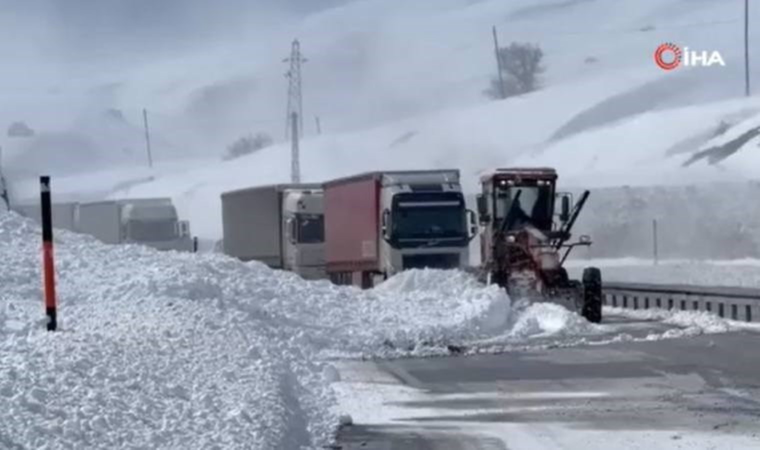 Yüksekova-Esendere karayoluna çığ düştü: Çok sayıda araç mahsur kaldı!