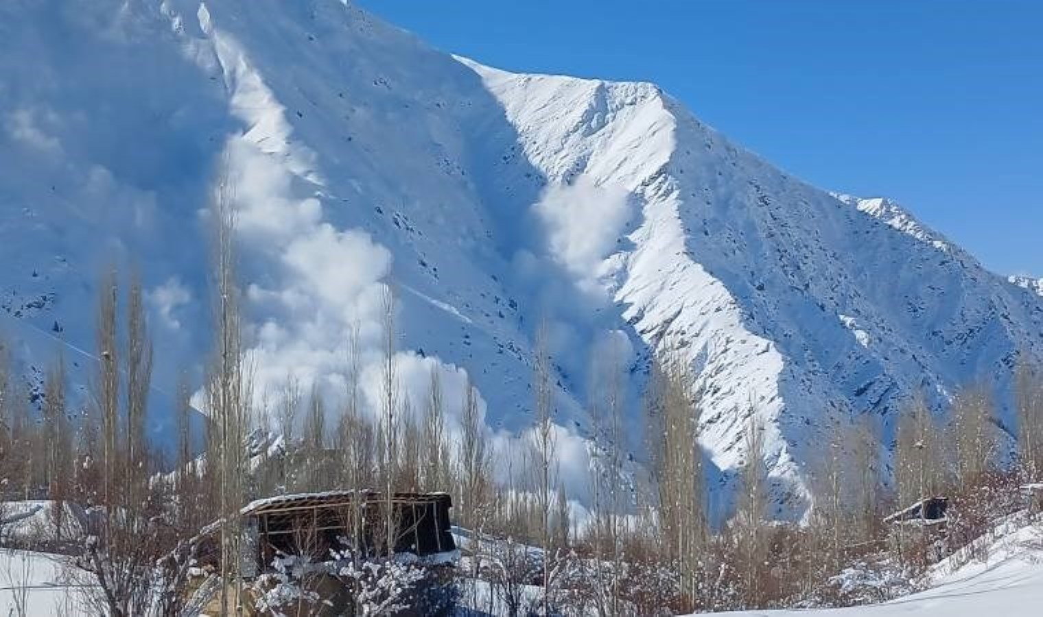 Yüksekova’da çığ düştü: Kar yığınları köyün yakınlarına kadar ulaştı!
