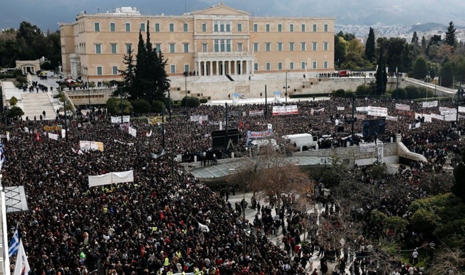 Yunanistan’da yaşam adeta durdu… Büyük facianın yıldönümünde halk ayakta!