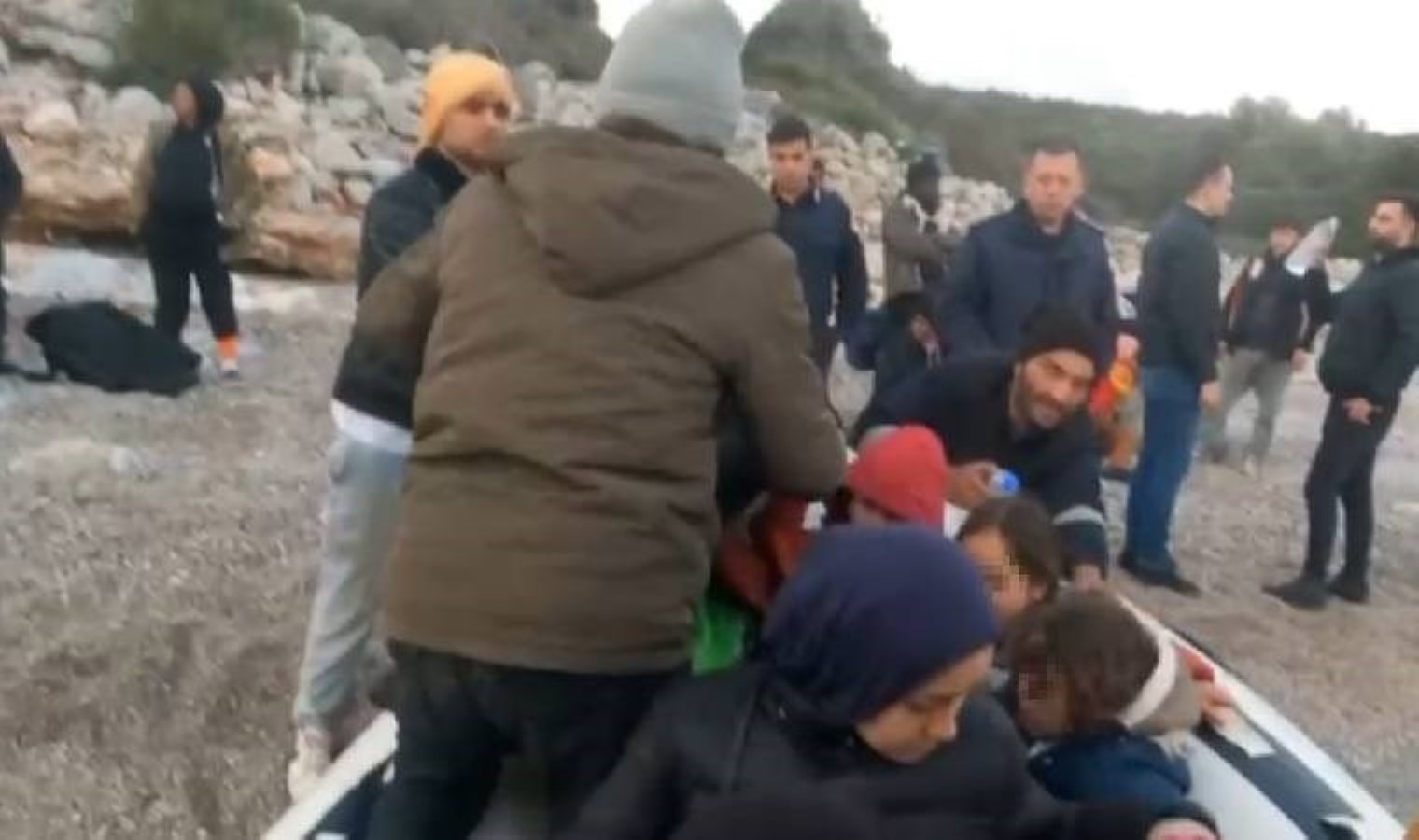 Yurt dışına çıkmaya hazırlanan 62 düzensiz göçmen İzmir’de yakalandı!